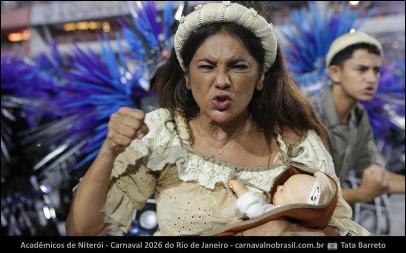 Atriz Dira Paes representou Eurídice Ferreira de Melo, a Dona Lindu, mãe do presidente Luiz Inácio Lula da Silva o desfile da Acadêmicos de Niterói