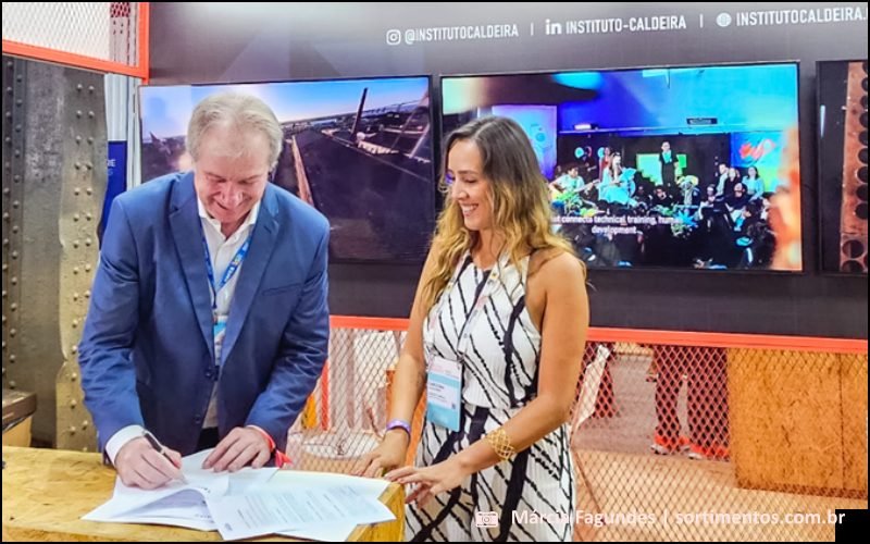 Superintendente da CAIXA, Renato Scalabrin, com a Diretora de Negócios e Gestão de Comunidade do Instituto Caldeira, Carolina Cavalheiro, durante a assinatura. 