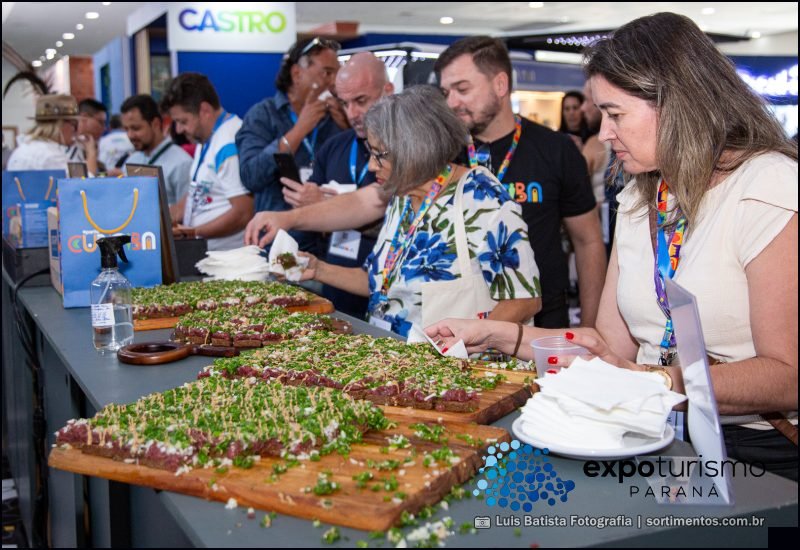 Degustação da Carne de Onça no estande de Curitiba na Expo Turismo Paraná 2026