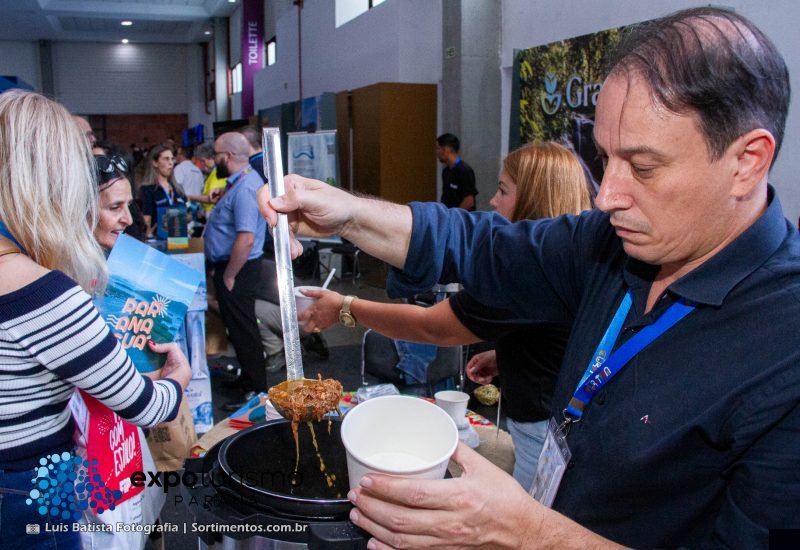 Degustação de comidas típicas na Expo Turismo Paraná