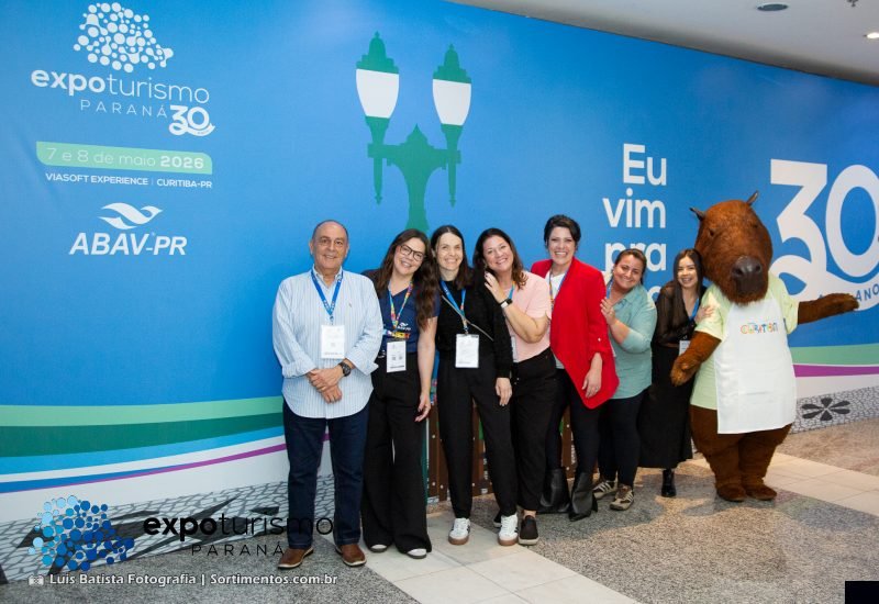 Presidente da ABAV-PR, Geraldo Zaidan Rocha, e sua equipe na Expo Turismo Paraná