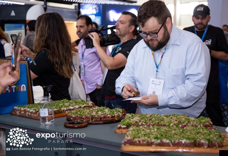 Degustação de comidas típicas na Expo Turismo Paraná