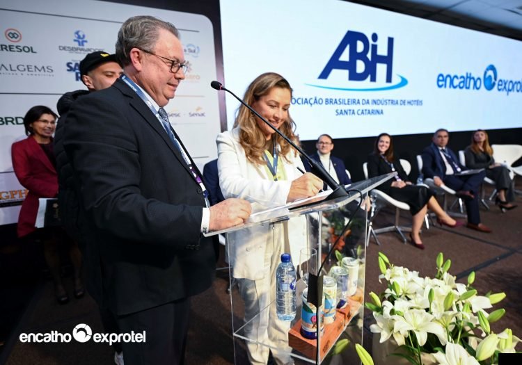 Assinatura-de-contrato-no-Encatho-e-Exprotel Assinatura-de-contrato-no-Encatho-e-Exprotel 37º Encatho & Exprotel 2026 inicia em clima de otimismo