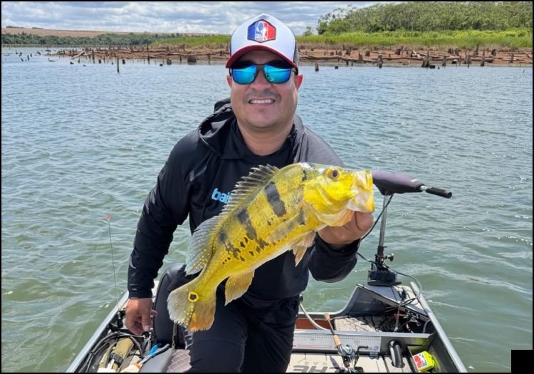 Pesca esportiva no balneário turístico Porto Camargo em Icaraíma / PR