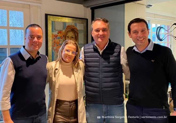 CEO do Festuris, Eduardo Zorzanello (D) e a gerente geral do evento, Andréa Oliveira, com o presidente da PBTur, Ferdinando Lucena, e o diretor de Marketing da PBTur, Allan Sales